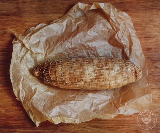 Курячий рулет гарячого копчення з чорносливом і курагою