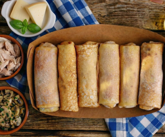 Млинці з куркою, грибами та сиром