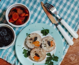 Курячий рулет гарячого копчення з чорносливом і курагою