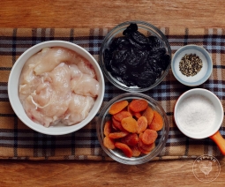Курячий рулет гарячого копчення з чорносливом і курагою