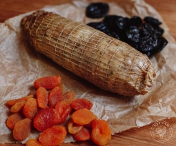 Курячий рулет гарячого копчення з чорносливом і курагою